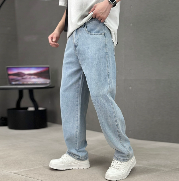 Men's straight leg jeans in cotton with slant pockets, everyday casual fit