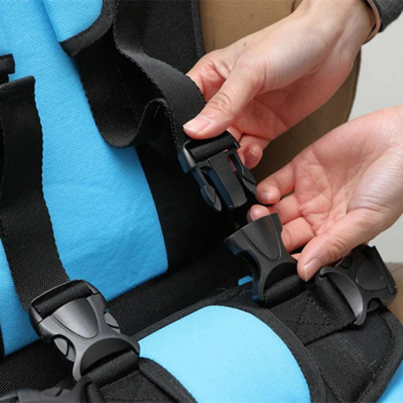 Portable child car seat with 5-point harness, foldable and lightweight for travel